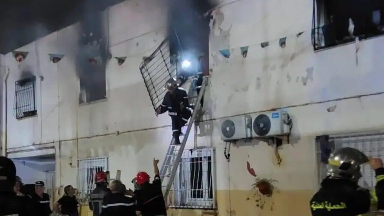 النيران تتواصل في الجزائر مع اندلاع 111 حريقا خلال 24 ساعة بعد كارثة دار الأيتام