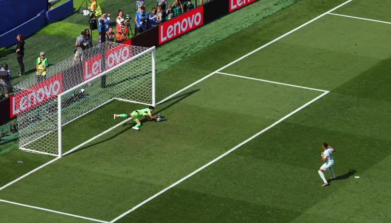 ربع نهائي كأس العالم: ياسين بونو يتألق ويتصدى لركلة جزاء أمام فرنسا في الشوط الأول