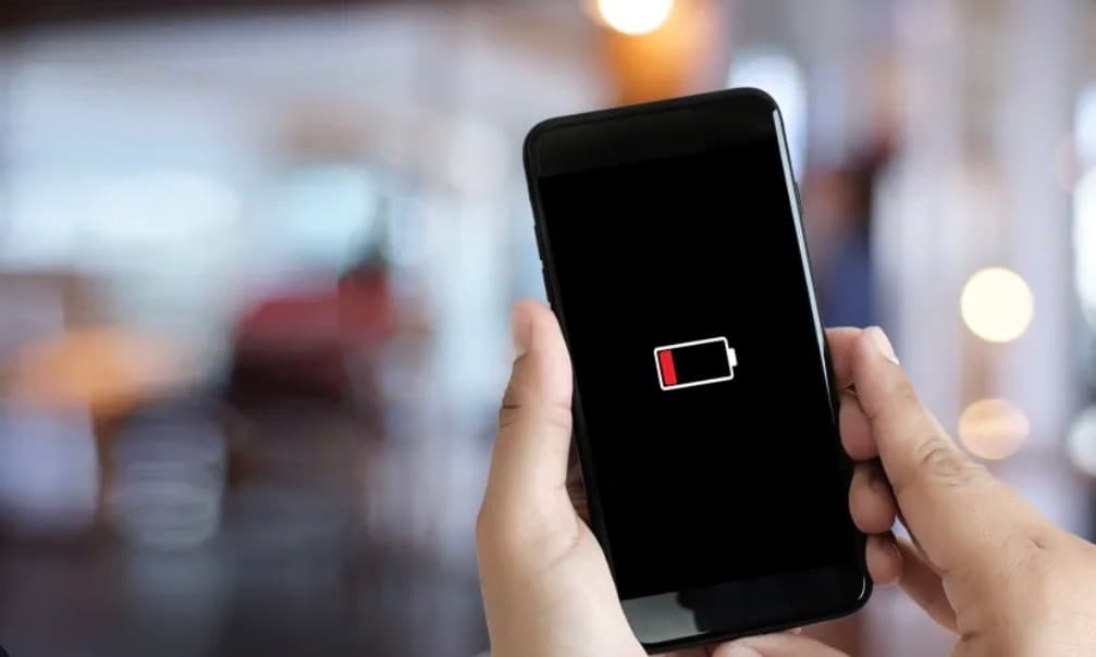 أسباب خفية وراء استنزاف هاتفك