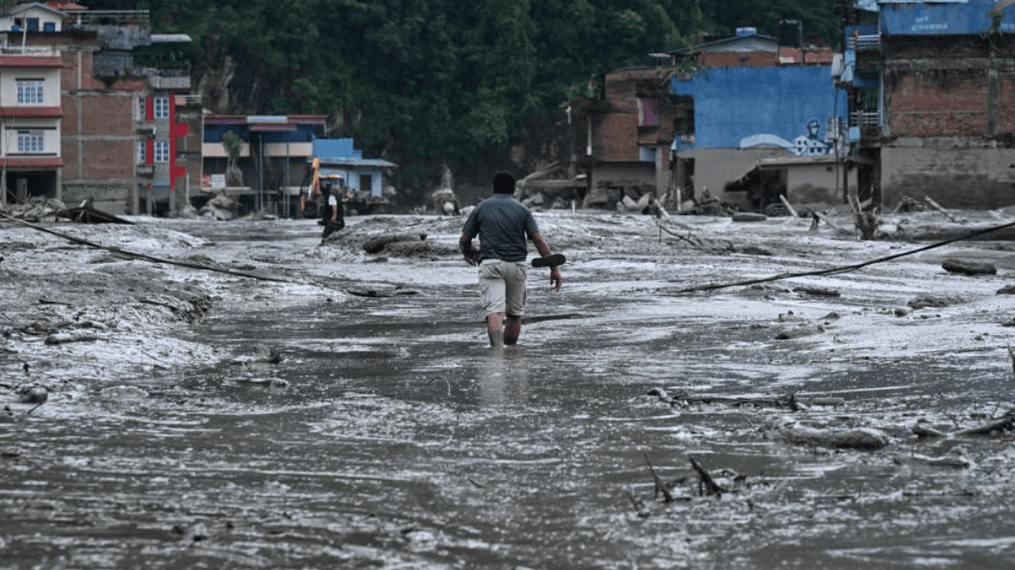 Nepal and China search for over 4000 missing