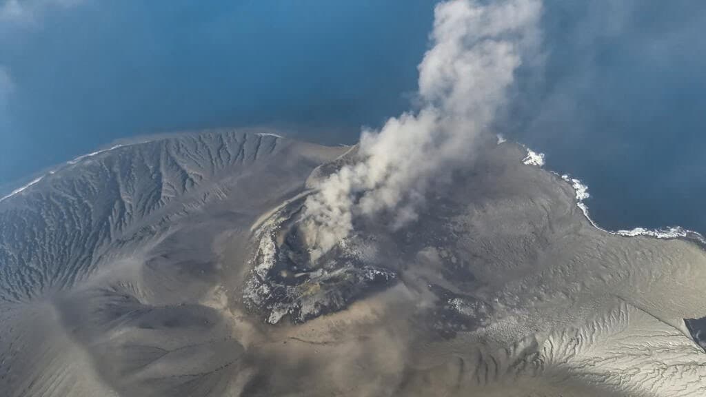 Indonesia volcano delays Jakarta flights