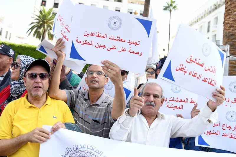 المتقاعدون يحتجون على معاشاتهم