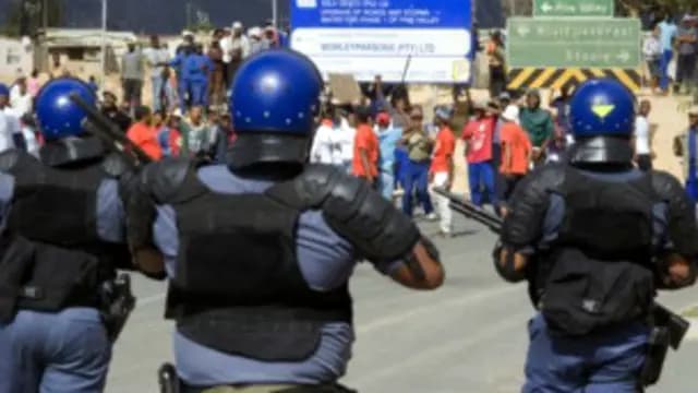 جنوب إفريقيا تقضي بسجن 111 شرطيا