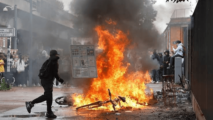 France protests as lockdown expands