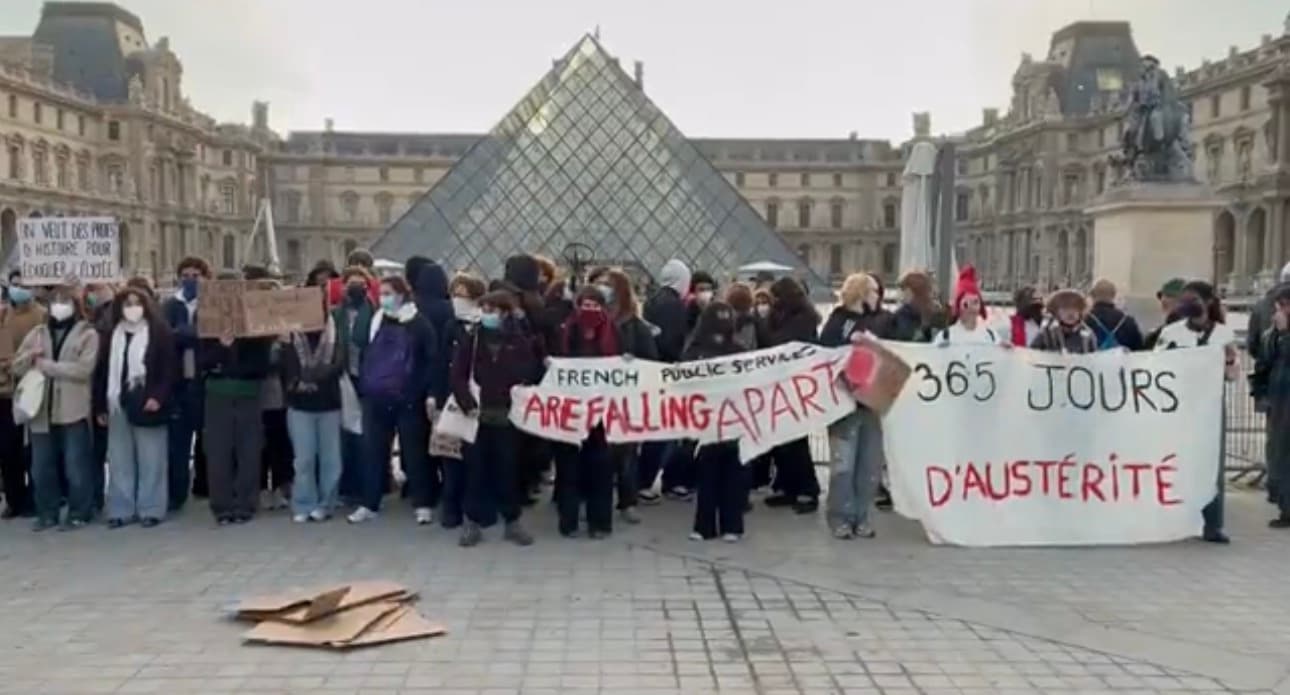 Protesters halt access at Louvre