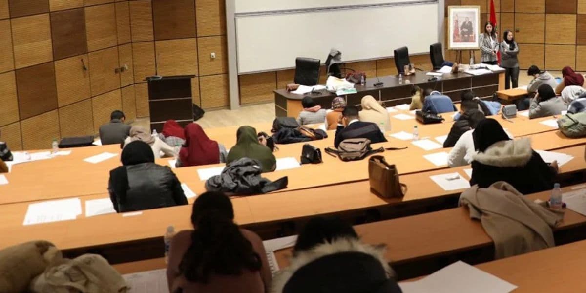 موظفون يطالبون بإلغاء رسوم التوقيت الميسر