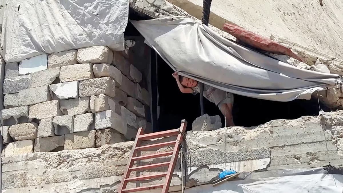 عائلات غزة تواجه الموت بين الركام والتهديد بالانهيار في منازلها المحطمة