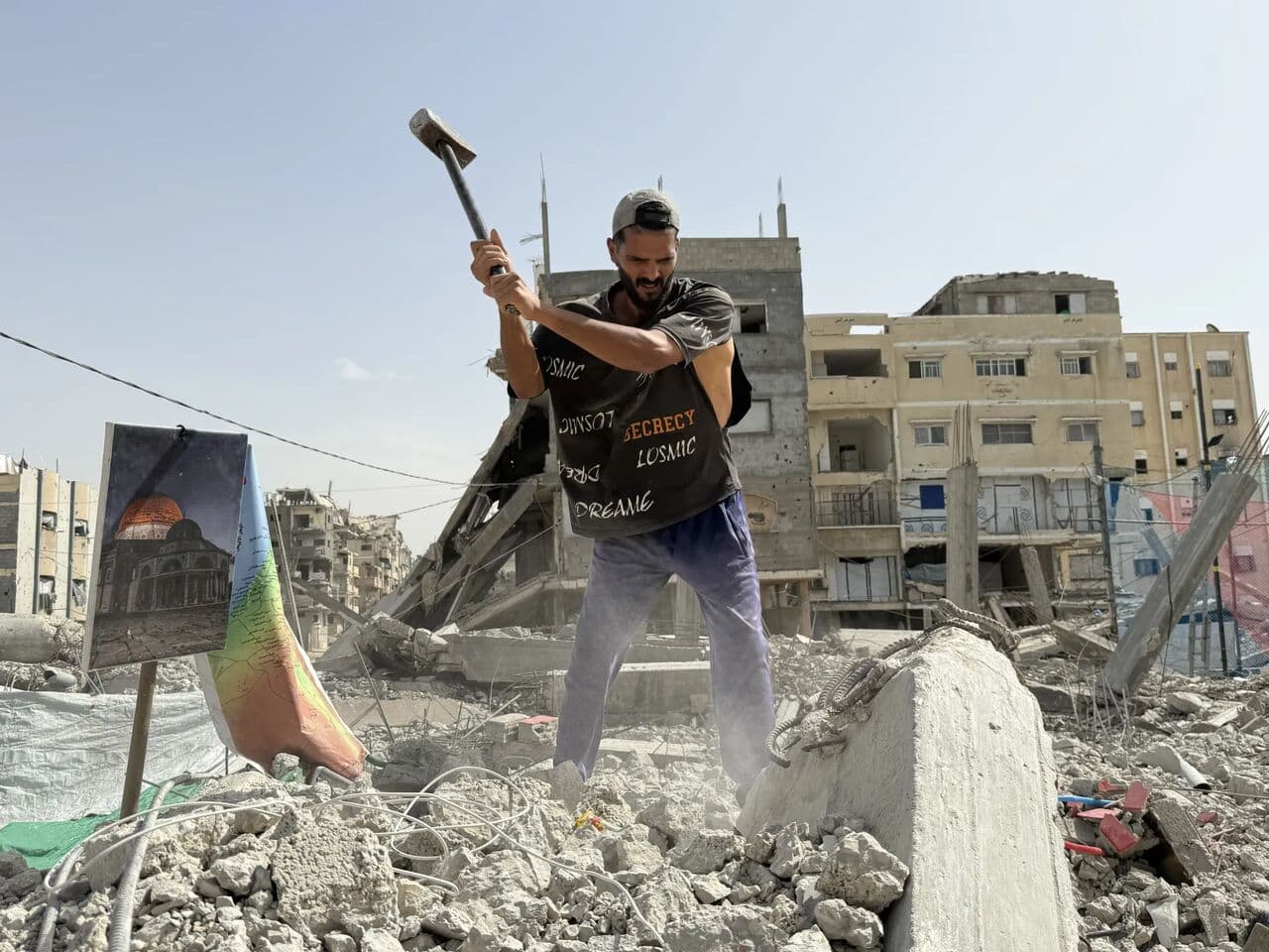 Gazans rebuild homes with primitive tools
