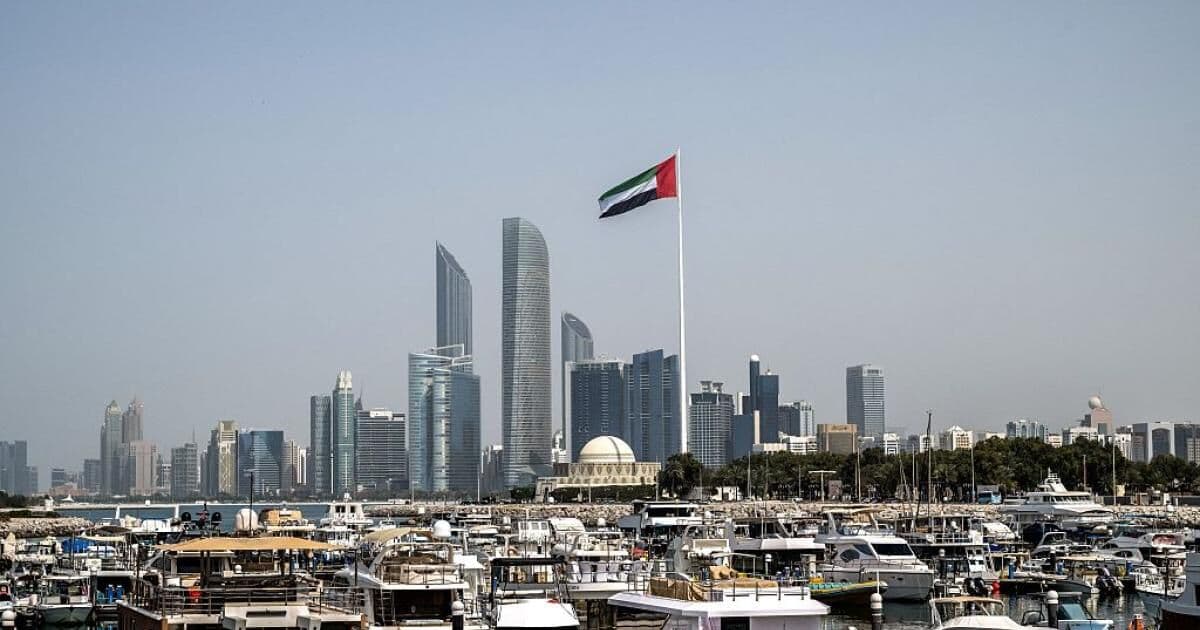 الإمارات تتهم إيران بإطلاق صاروخين سقطا في مياهها