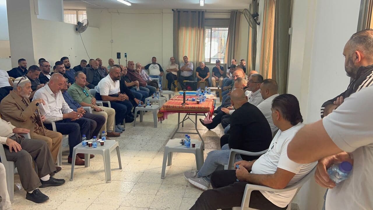 عائلات كفر عقب تطالب بحل أزمة حاجز قلنديا