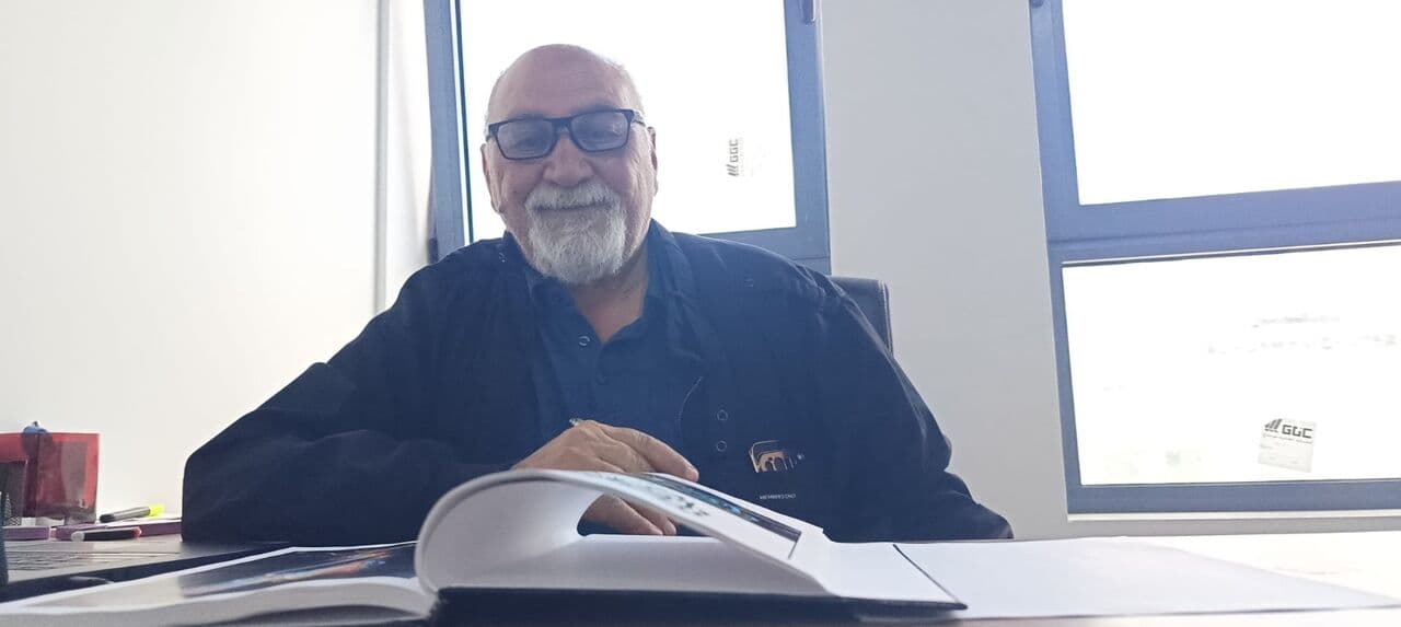 د. فائق عويس يوظف الذكاء الاصطناعي في فنونه