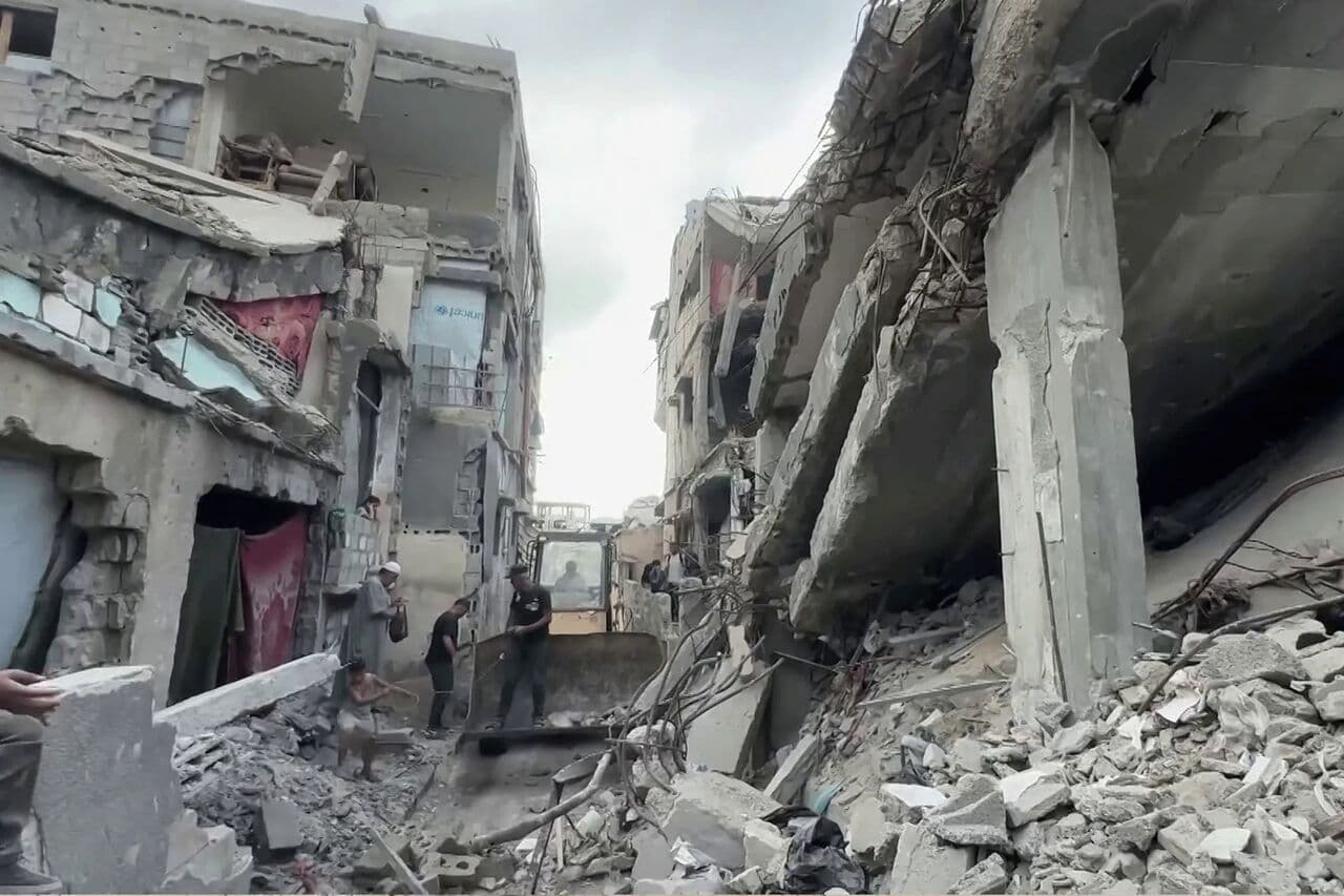 Al-Zaytoun residents clear rubble with primitive tools
