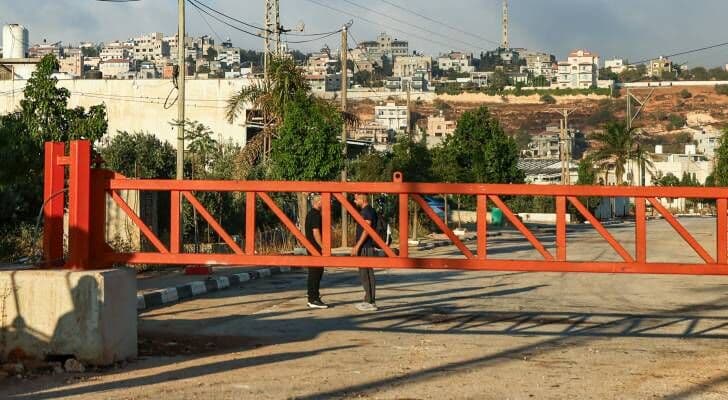 إغلاق مداخل نابلس لتأمين مسيرات المستوطنين