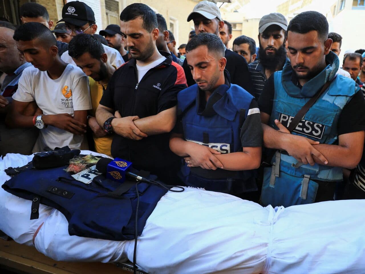 من التحريض إلى الحظر الدائم: هجمات العداء الإسرائيلي على الجزيرة