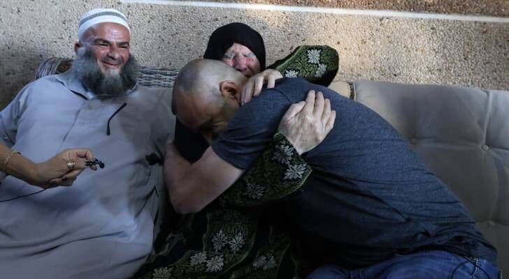 فلسطيني يعبر المحيط لحماية منزله