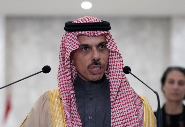 السعودية تتعهد بحماية سفنها وترفض الحصار الحوثي