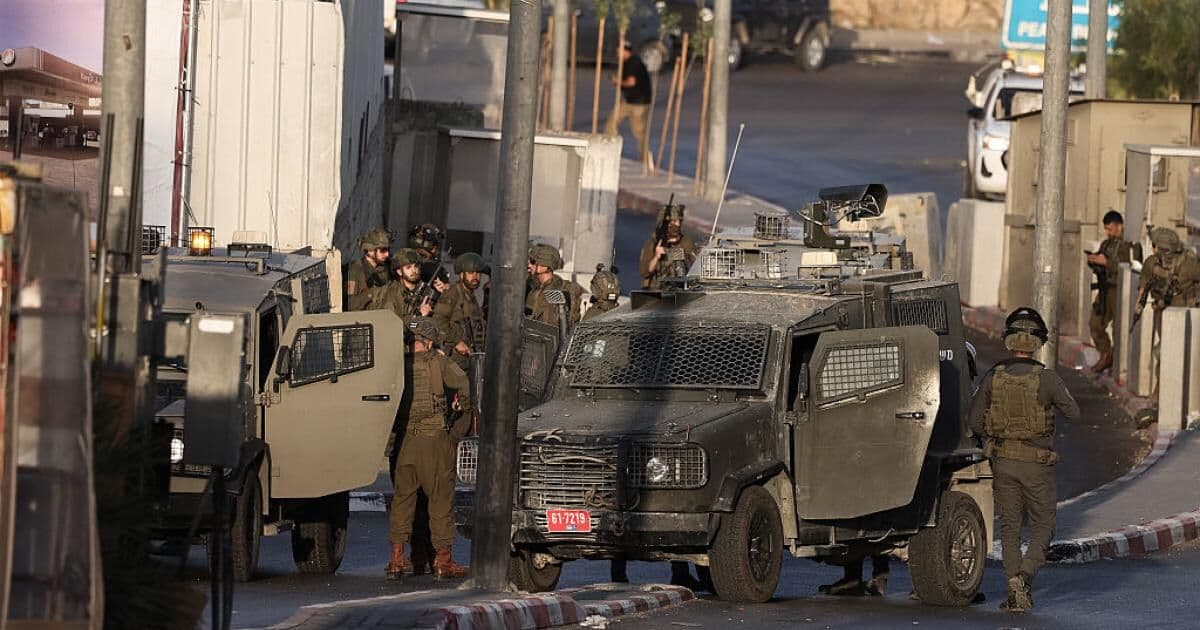 الاحتلال يفرض حصاراً على الخليل ويمدد إغلاق الضفة
