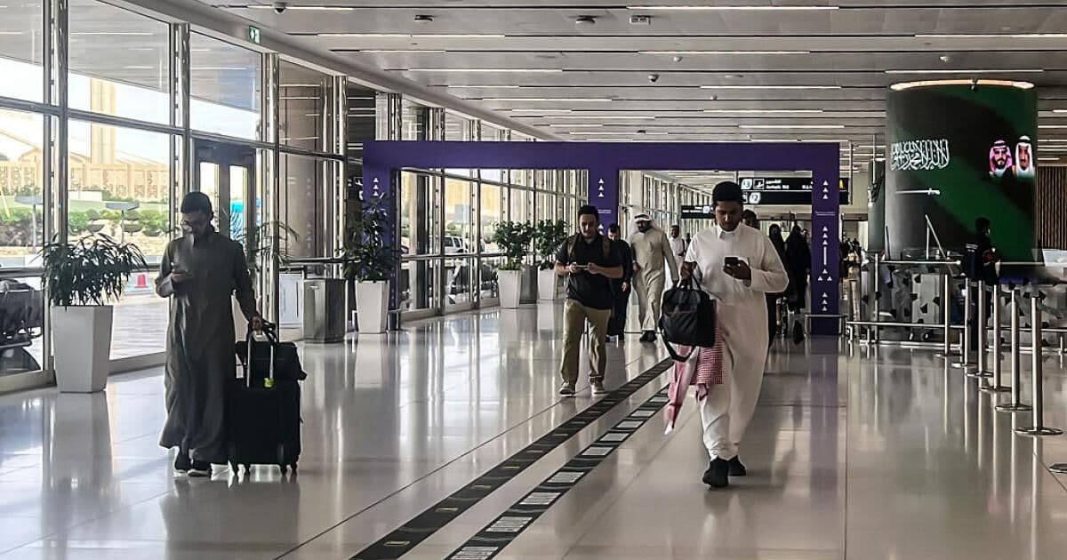 تصعيد حاد في هجوم على مطار الرياض