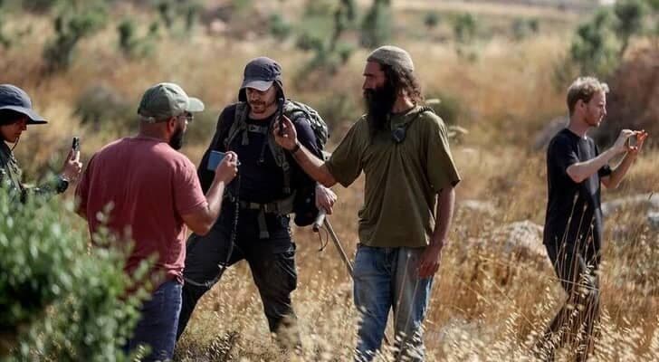 مستوطنون يهاجمون قاطفي الزيتون في دير جرير للمرة الثانية