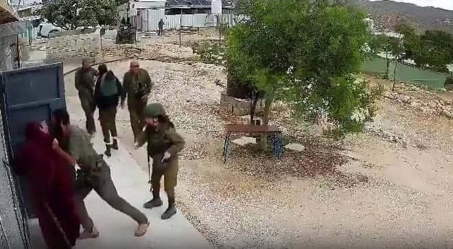 احتلالي يعتدي على فلسطينية في مسافر يطا