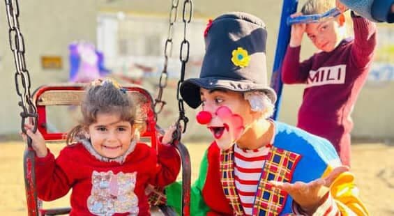 العم تيتو يساند أطفال غزة بعروض السيرك