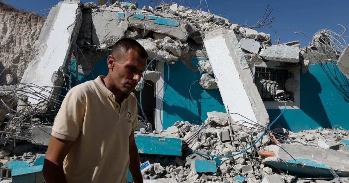 تصعيد في الضفة والقدس: اعتقال نجل المحافظ وإخطارات الهدم