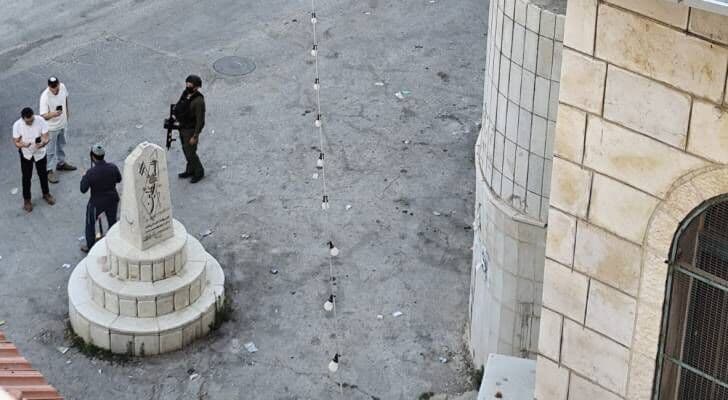 مستوطنون يكسرون صرح الشهداء في مادما