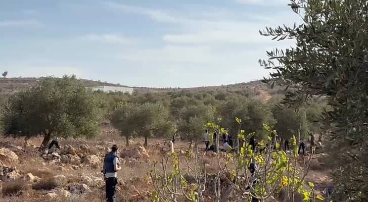 إصابة خمسة فلسطينيين في هجوم للمستوطنين شرق رام الله
