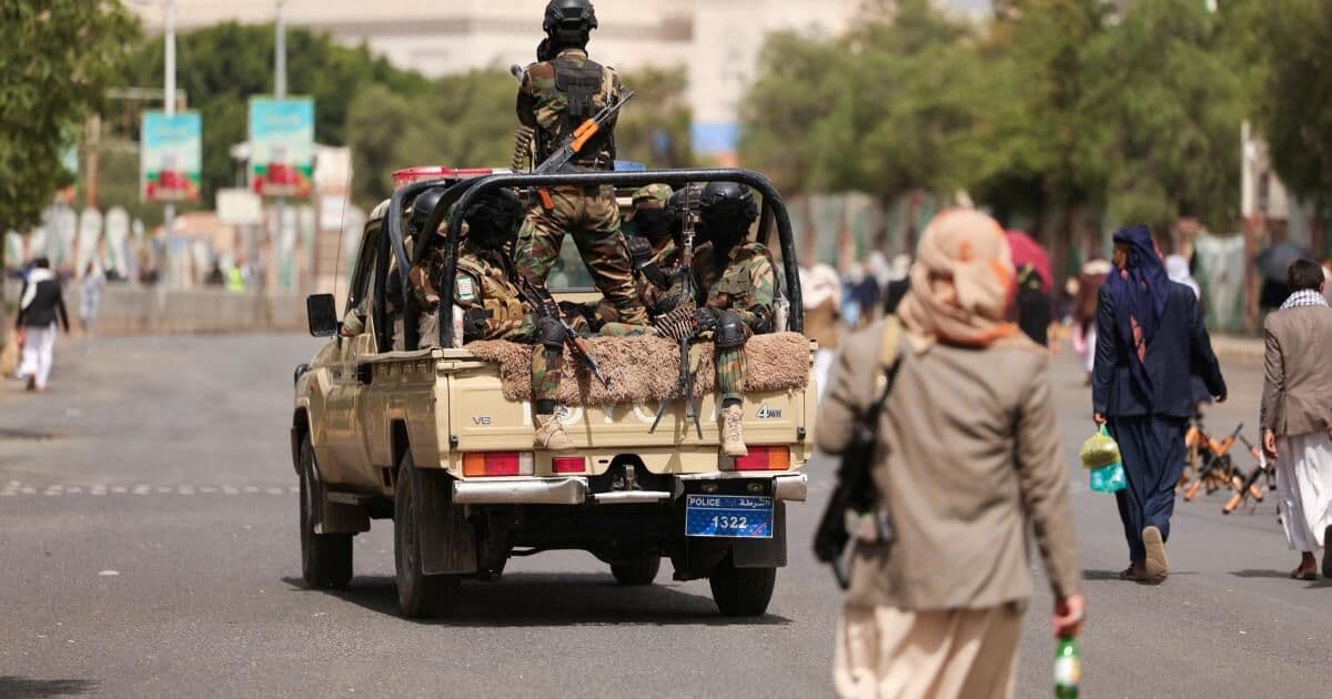 تصعيد عسكري الحوثيون يهاجمون المخا وهداف نفطية