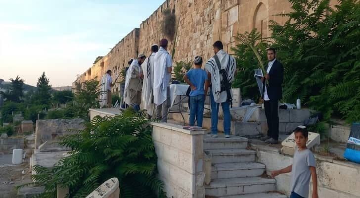 Settlers enter Bab al-Rahma Cemetery in Jerusalem