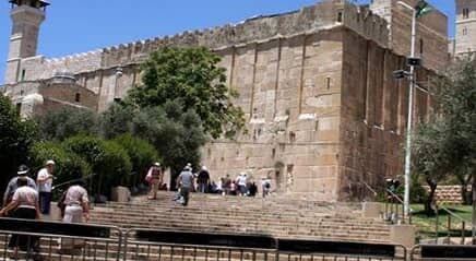 Settlers enter Ibrahimi Mosque and Al-Aqsa with security
