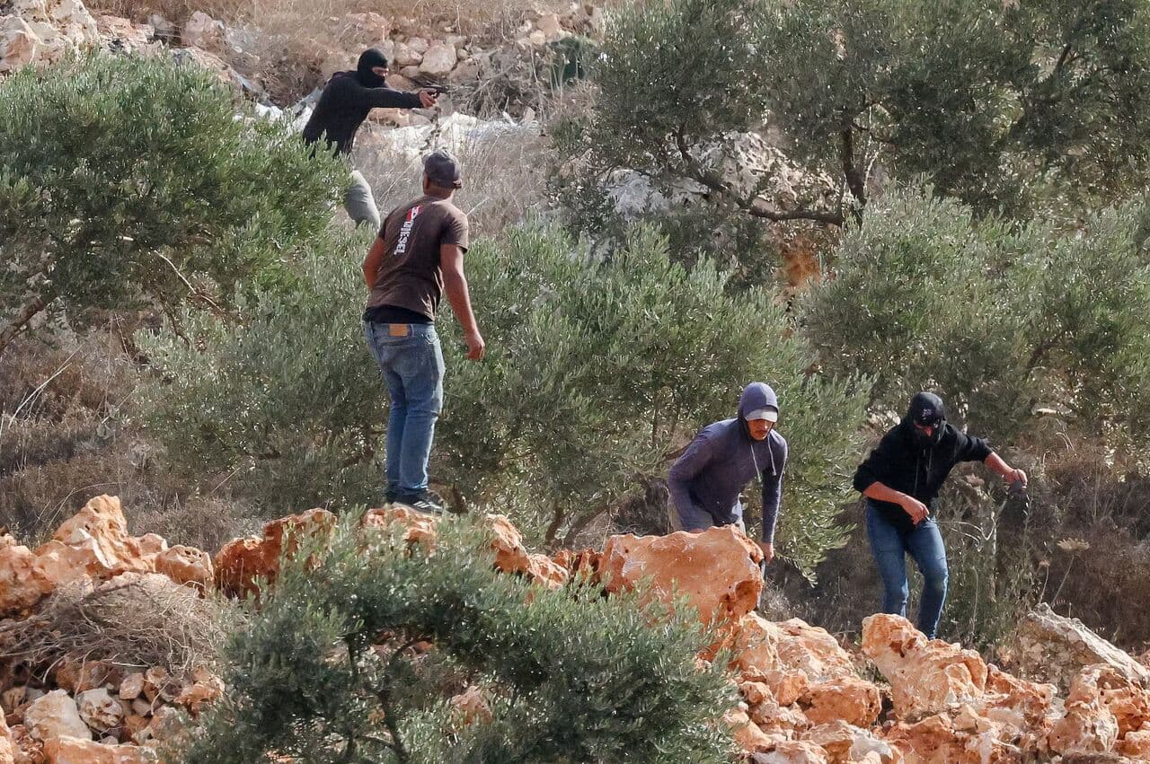 مستوطنون يهاجمون دبلوماسيين وفلسطينيين