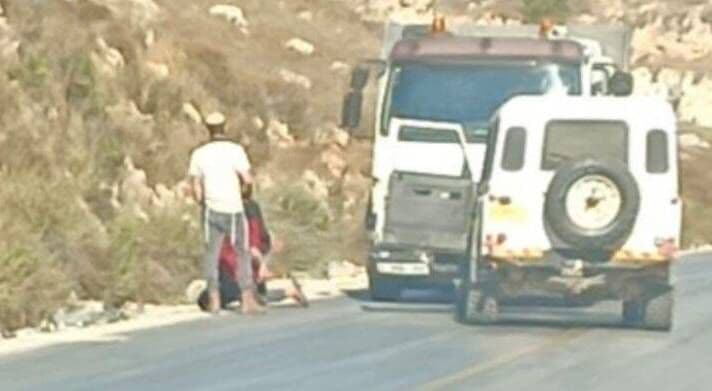 مستوطن يختطف شقيقين ويستولي على شاحنتهما
