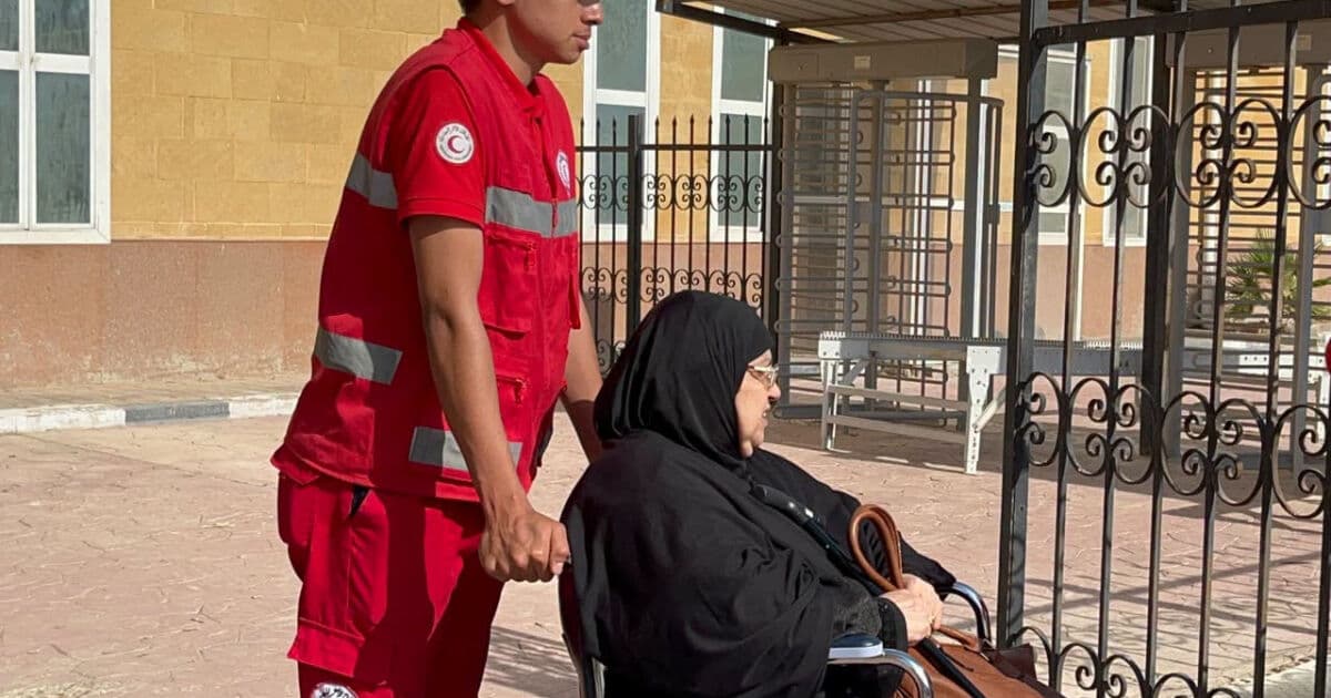 الهلال الأحمر المصري يقدم إغاثة للفلسطينيين