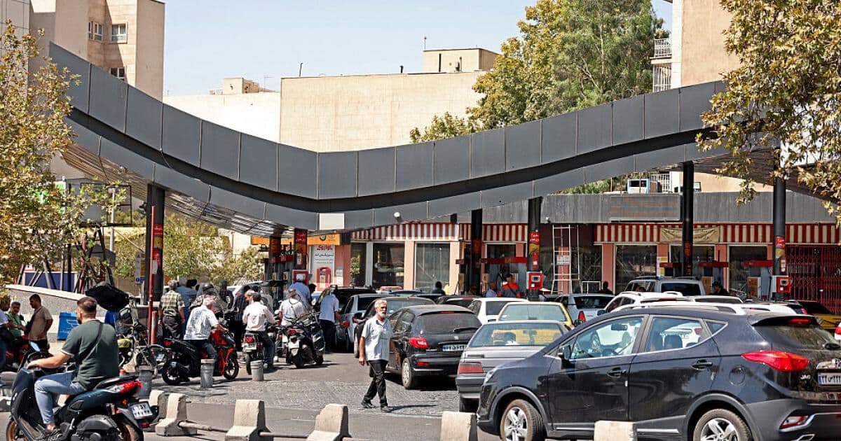 طابور وقود وتحذيرات صينية بعد عقوبات أمريكا