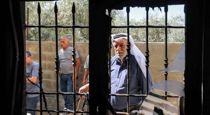 مستوطنون يعتدون على سكان حجة تحت حماية الاحتلال