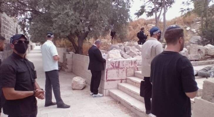 بن غفير يؤدي طقوساً بالأقصى تحت الحراسة