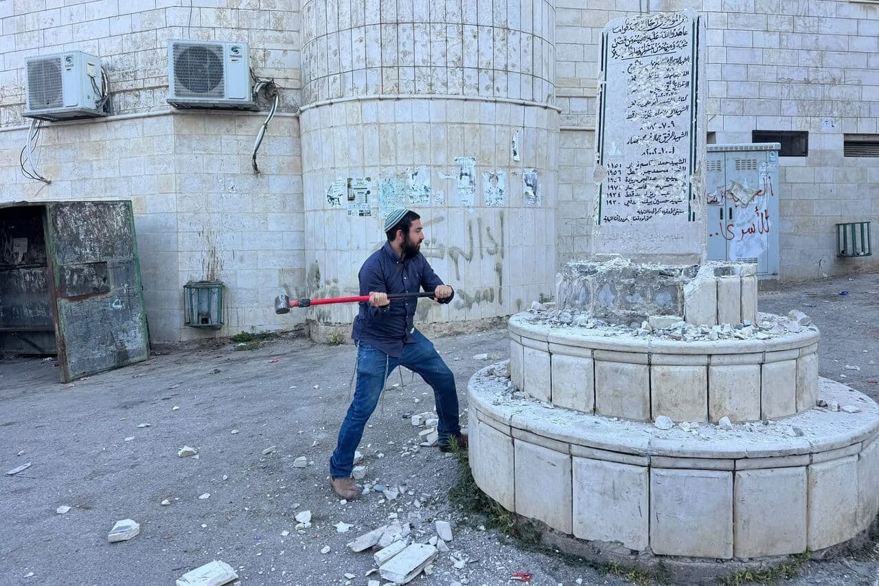 Knesset member damages Palestinian memorial