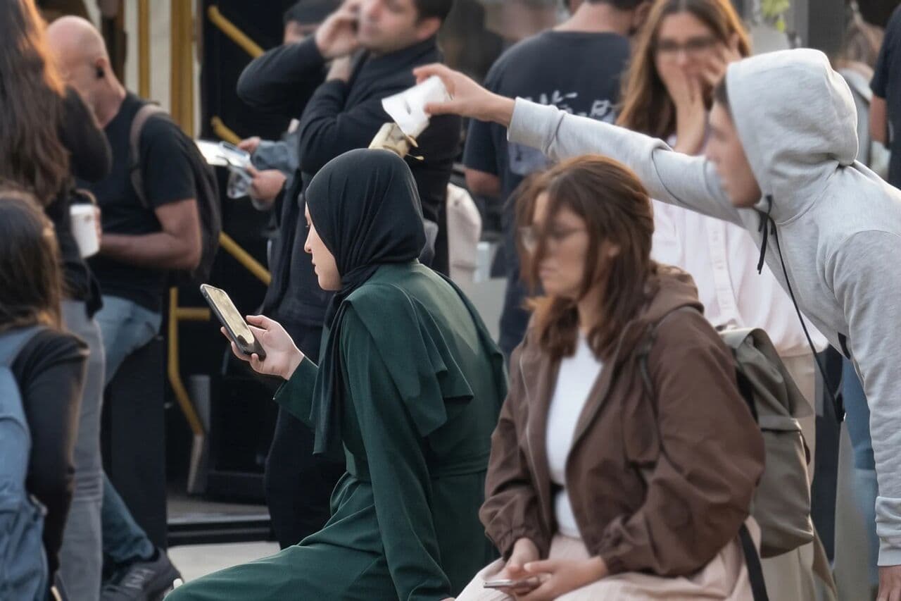 مستوطن يعتدي على طالبات مقدسيات والده يتفاخر