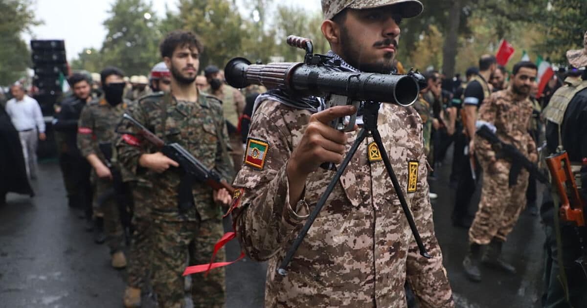 طهران تحذر وتستعد لمواجهة أميركية