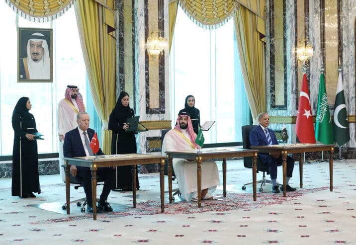 مكة للدفاع المشترك تجمع السعودية وتركيا وباكستان