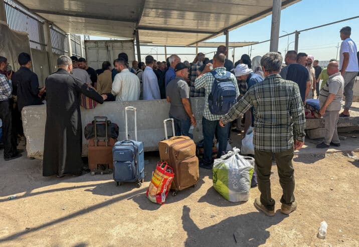 العراق يغلق معابر ويقال قيادات أمنية