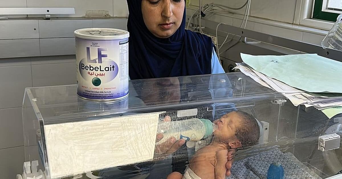 تقارير دولية تكشف تلاعب الاحتلال بحليب الأطفال لغزة