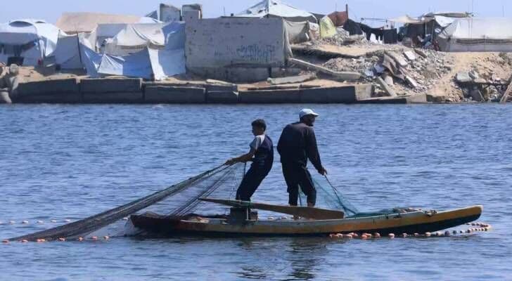 ثلاثة صيادين فلسطينيين يصابون في هجوم إسرائيلي