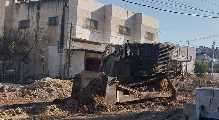 احتلال يطرد سكان جبل الصالحين ويقيد مخيم نور شمس