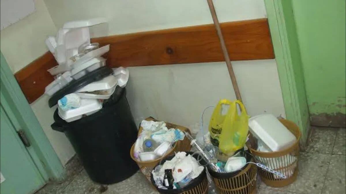 خطر النفايات الطبية على نازحي غزة