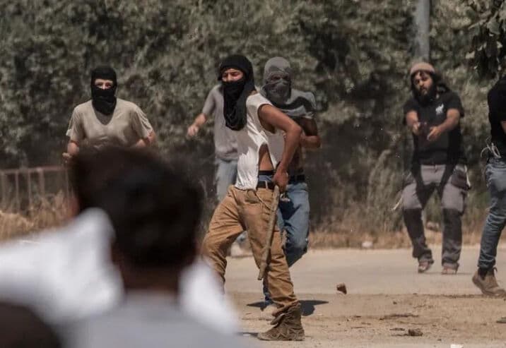 الفلسطيني يصف هجمات المستوطنين في الضفة بـجرائم حرب