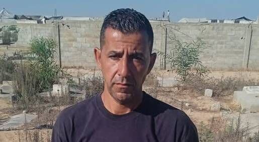 أب يبكي توأميه في خان يونس بعد 20 عاما
