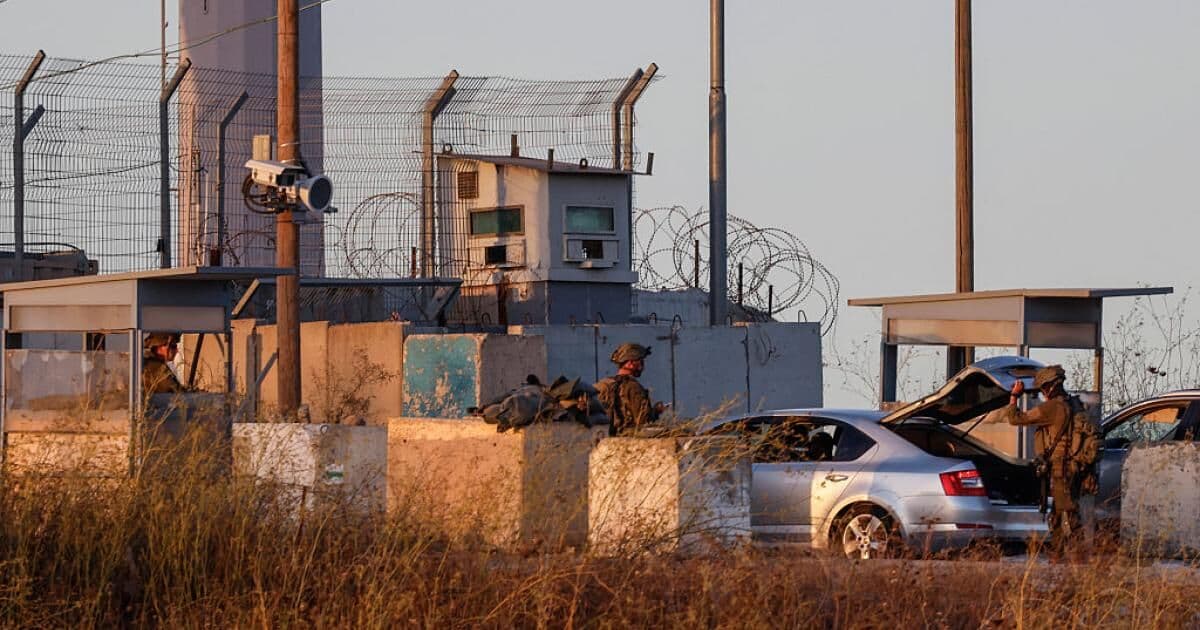 Ramallah surrounded by settler attacks and military shutdowns