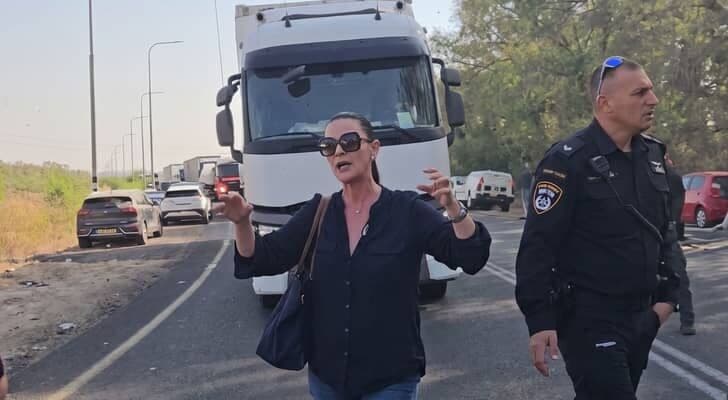 Knesset member joins settlers blocking Gaza aid